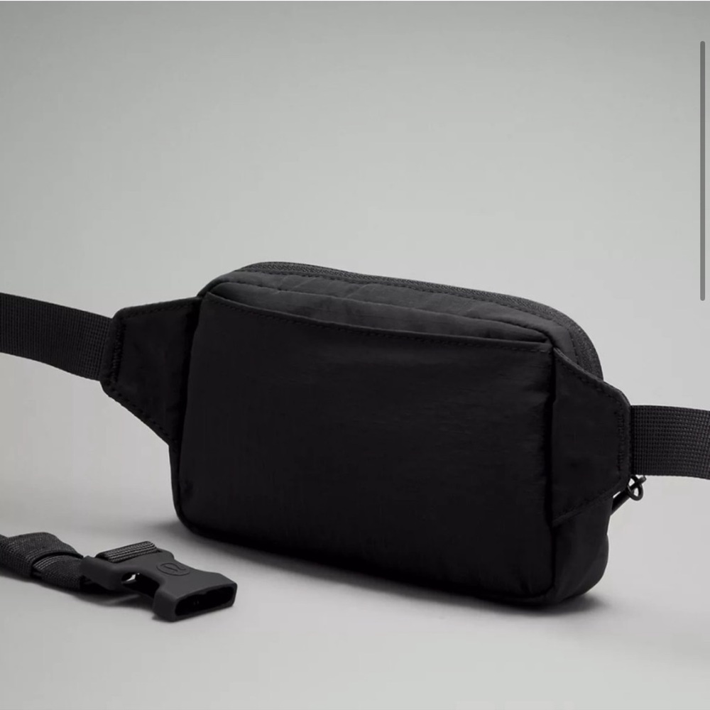 NWT Lululemon Mini Belt Bag in Black - Picture 2 of 10